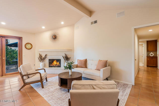356 Laguna Terrace, Simi Valley CA: https://media.crmls.org/mediaz/aec22f9b-4516-4dc6-929e-3e0b0bd65122.jpg