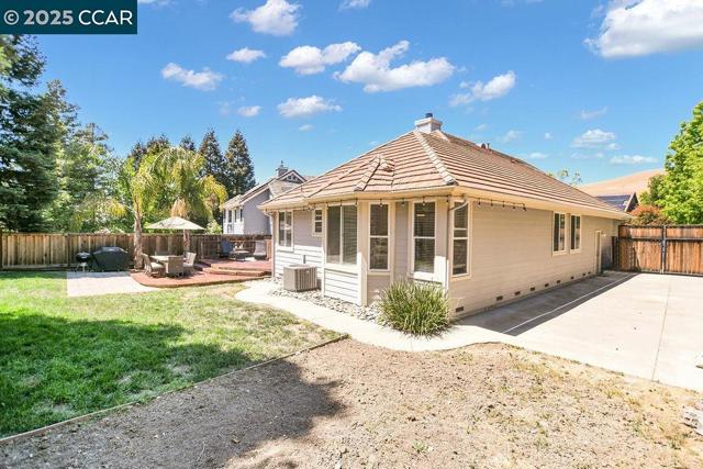 7016 Molluk Way, Clayton CA: https://media.crmls.org/mediaz/aec29096-0056-498c-8f85-697a28604479.jpg