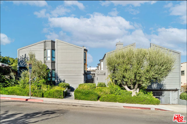 880 Hilldale Avenue, West Hollywood CA: https://media.crmls.org/mediaz/aec3d332-67e8-4a89-ab01-7c1400f34237.jpg