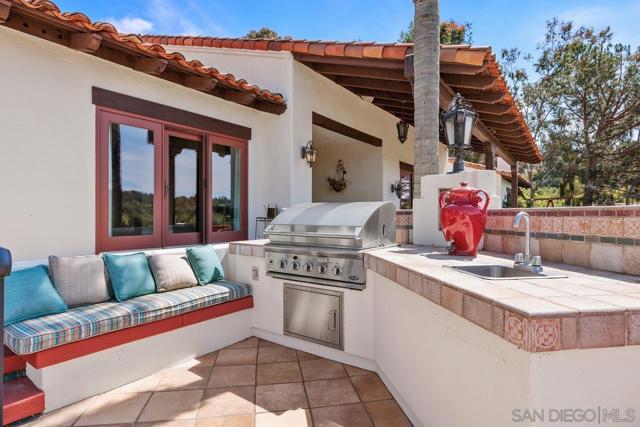 528 Flores de Oro, Rancho Santa Fe CA: https://media.crmls.org/mediaz/aec4d1b5-73a9-4f4e-9485-381b5d93137a.jpg