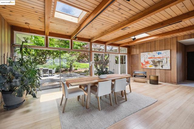 1 Garden Dr, Kensington CA: https://media.crmls.org/mediaz/aec51f04-331d-4fa8-b0e0-638fb12f6f49.jpg