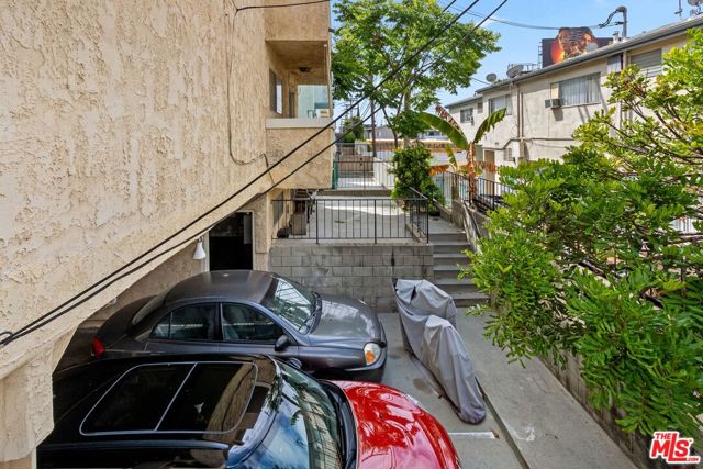 3329 Keystone Avenue, Los Angeles CA: https://media.crmls.org/mediaz/aec522fe-ec35-4951-a8a3-79d997ba9894.jpg