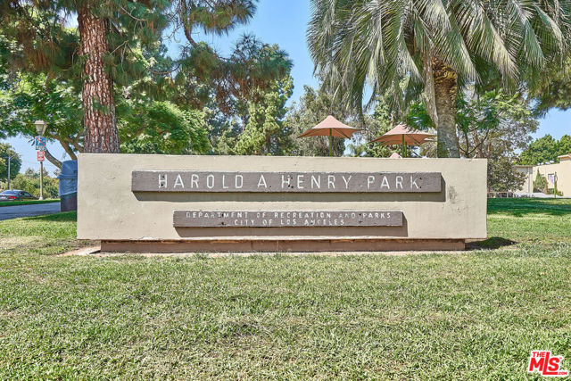 865 S Lucerne Boulevard, Los Angeles CA: https://media.crmls.org/mediaz/aec55608-95bf-423e-9c80-83e9ecca1157.jpg