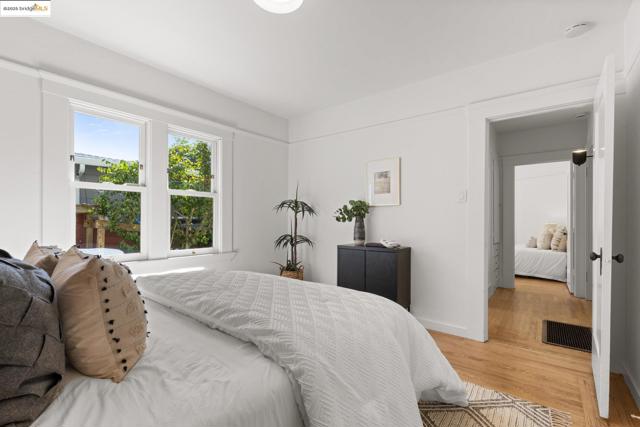 4008 Woodruff Ave, Oakland CA: https://media.crmls.org/mediaz/aec5c032-d438-44c4-84dc-904cea03f626.jpg