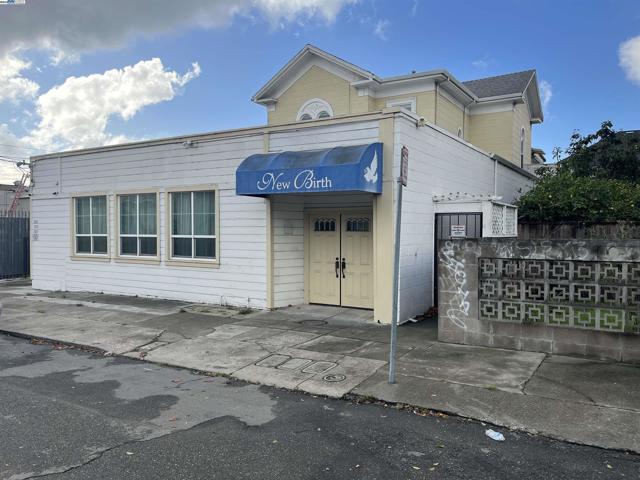 1011 E 11Th St, Oakland CA: https://media.crmls.org/mediaz/aec637a5-cdec-4e03-80f9-fa1e2d7cb14b.jpg