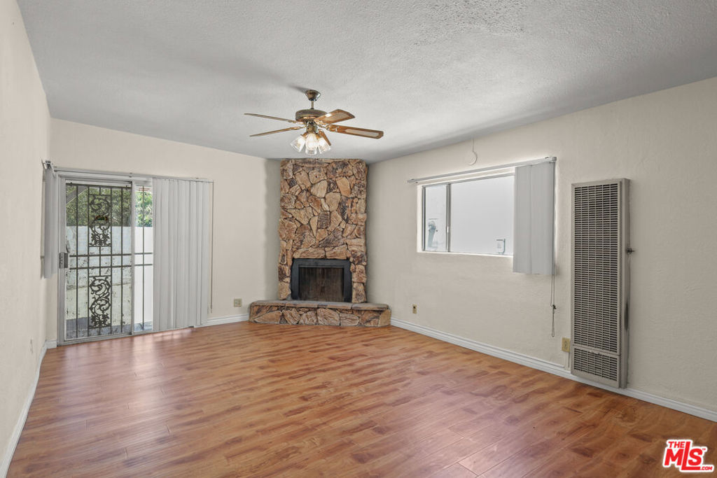 https://media.crmls.org/mediaz/aec67e07-de0f-4349-bda4-470625d1284d.jpg?preset=X-Large