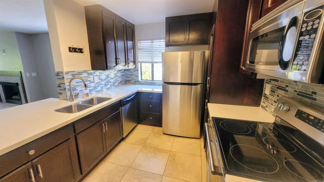 Detail Gallery Image 4 of 25 For 2625 Pirineos Way #224,  Carlsbad,  CA 92009 - 2 Beds | 2 Baths