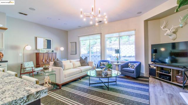 881 Inverness Ln, Brentwood CA: https://media.crmls.org/mediaz/aec6cfb5-7756-4539-995a-61eee0d35b13.jpg
