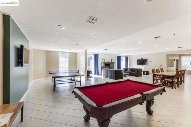 6400 Christie AVE, Emeryville CA: https://media.crmls.org/mediaz/aec76b78-05f3-4f63-89ab-11523c9699a0.jpg