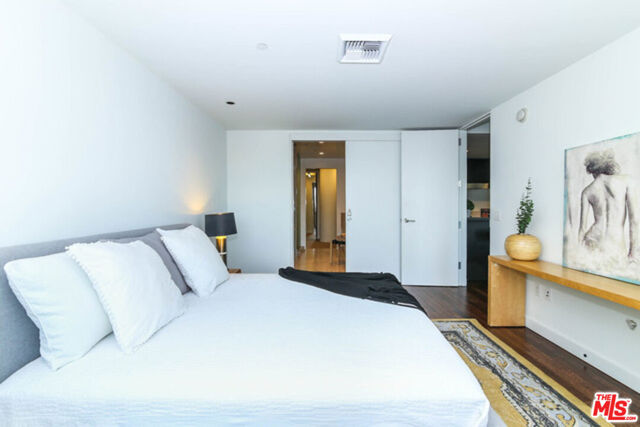 6250 HOLLYWOOD Boulevard, Los Angeles CA: https://media.crmls.org/mediaz/aec7983d-7203-4071-897d-97be0104fd3b.jpg