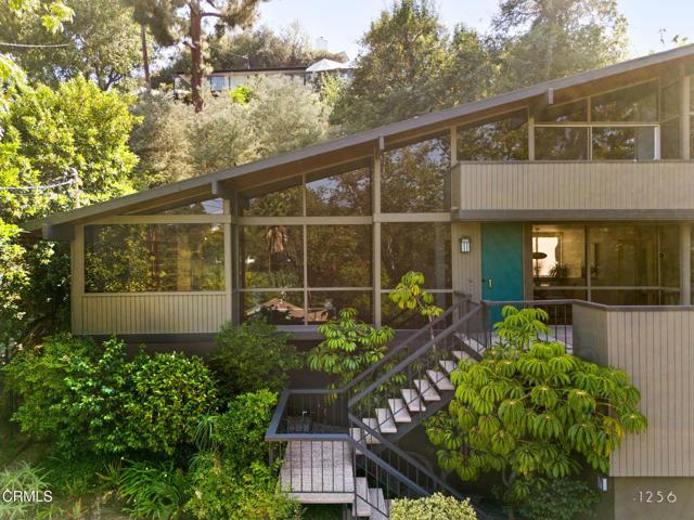 1256 Club House Drive, Pasadena CA: https://media.crmls.org/mediaz/aec7eb4d-df2f-4f7d-84c0-10581be31019.jpg