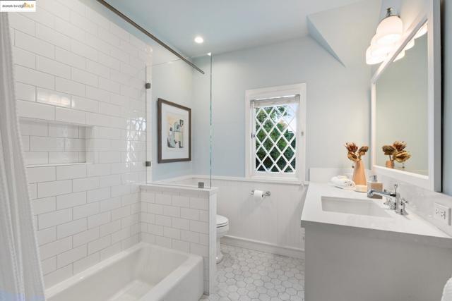 5815 Morpeth St, Oakland CA: https://media.crmls.org/mediaz/aec82a93-d4f9-4e7c-ab1f-db29b25027d9.jpg