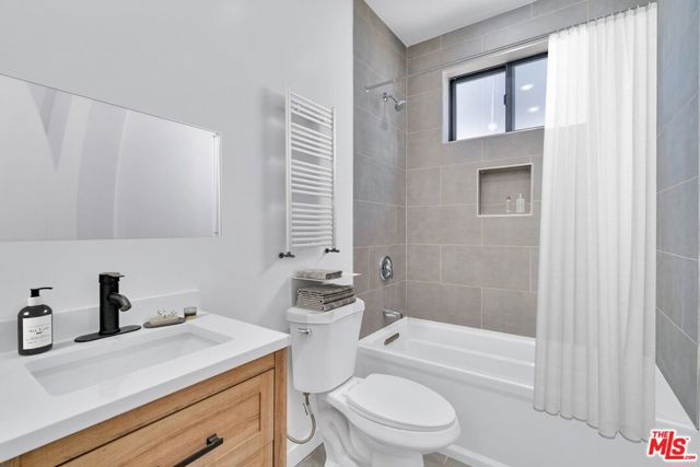 5622 Willowcrest Avenue, North Hollywood CA: https://media.crmls.org/mediaz/aec82ace-f8a2-4ce3-8be5-c96a09cd4592.jpg