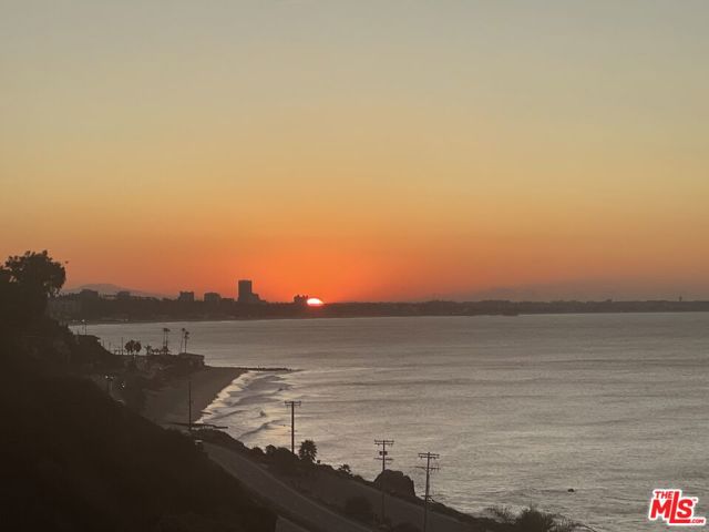 18002 Coastline Drive, Malibu CA: https://media.crmls.org/mediaz/aec89145-0fc8-469b-a911-8c6065410d1d.jpg
