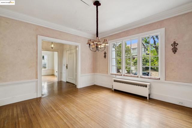 618 Boulevard Way, Piedmont CA: https://media.crmls.org/mediaz/aec996a3-a281-4ebf-88ad-026c519f3c1a.jpg
