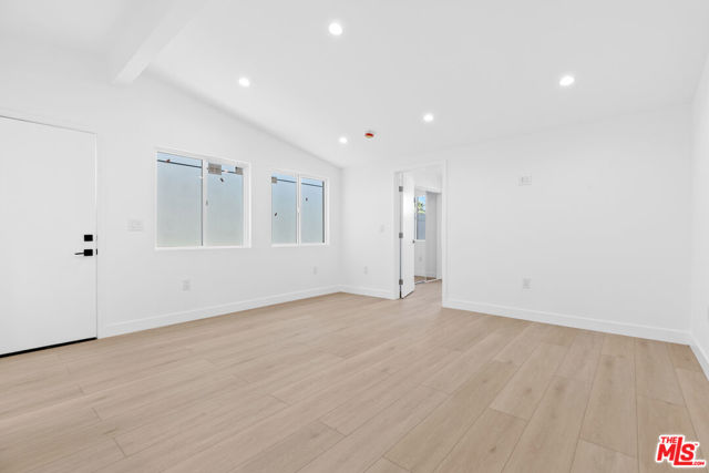 10943 Christine Way, Tujunga CA: https://media.crmls.org/mediaz/aec9da45-4b68-4ac4-b8a1-9b4d934ac184.jpg