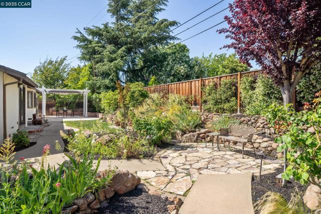 728 San Bruno Ct, Concord CA: https://media.crmls.org/mediaz/aeca9b1e-d416-4d2b-8d3c-a2f548e8fbc9.jpg