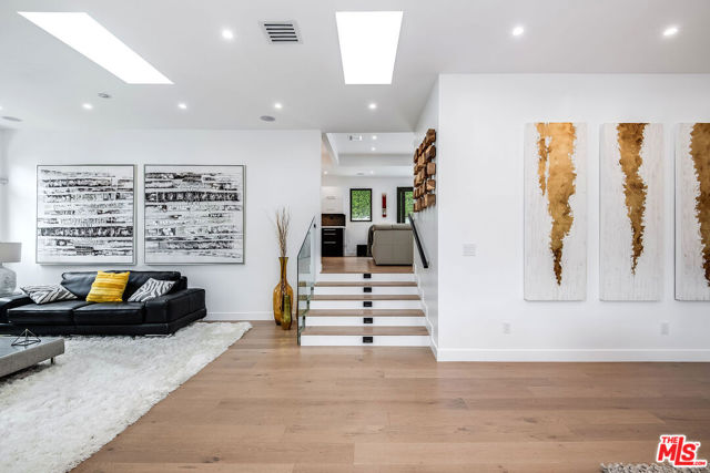 13378 Contour Drive, Sherman Oaks CA: https://media.crmls.org/mediaz/aecc5fbe-56c6-44c3-8375-4e5c28448ade.jpg