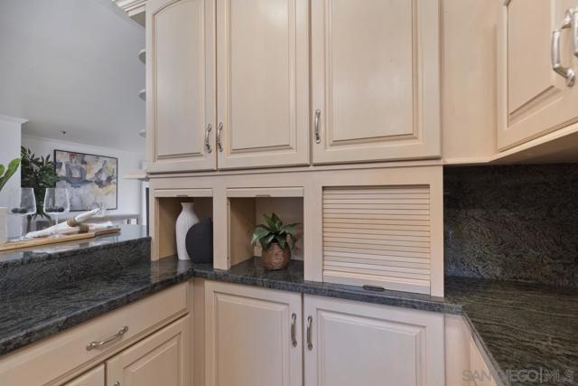 8263 Camino Del Oro, La Jolla CA: https://media.crmls.org/mediaz/aecc6661-65a1-4d35-b05a-1225aeed3220.jpg
