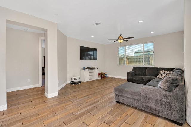 2040 Edwards Street, Los Banos CA: https://media.crmls.org/mediaz/aeccf8ad-9ff5-406f-ad17-f72ac631d238.jpg