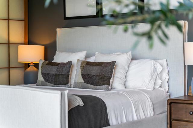 5259 Pacifica Dr, San Diego CA: https://media.crmls.org/mediaz/aecd4307-b04d-4753-b1d0-208538207b01.jpg