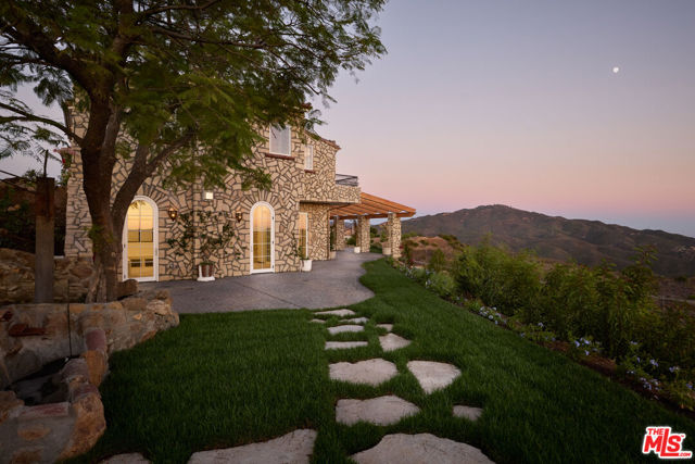 33239 Mulholland Highway, Malibu CA: https://media.crmls.org/mediaz/aecd5f21-9fa6-4515-b607-5020746b6ce9.jpg