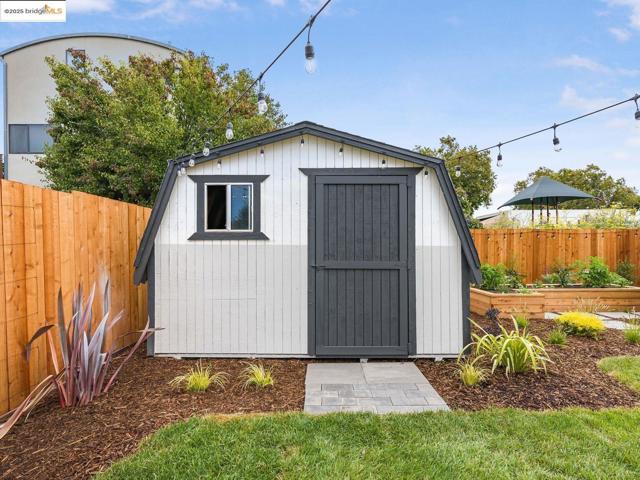 1415 10Th St, Berkeley CA: https://media.crmls.org/mediaz/aecdbbdf-cd5c-4d07-8e7b-b2964cda28c1.jpg