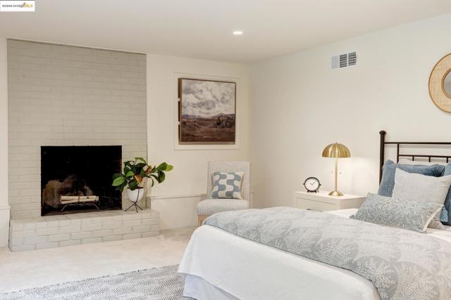 3 Mountain View Pl, Lafayette CA: https://media.crmls.org/mediaz/aecf1c94-4f2d-486b-b7a9-a4a5638c91b7.jpg