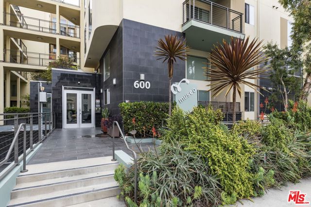 600 S Ridgeley Drive, Los Angeles CA: https://media.crmls.org/mediaz/aecf7648-7fe4-4955-a4c5-3e93ce990d7c.jpg