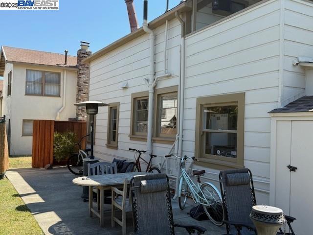 3208 Washington St, Alameda CA: https://media.crmls.org/mediaz/aecf882e-5348-4c62-8e55-87317df33dc4.jpg