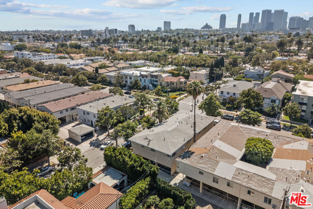 272 S Doheny Drive, Beverly Hills CA: https://media.crmls.org/mediaz/aecfb59d-8211-4424-853f-171457a08dad.jpg