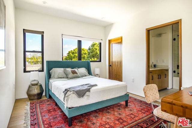 2656 32nd Street, Santa Monica CA: https://media.crmls.org/mediaz/aed023e5-311c-458c-88c1-5eb3b4d299a8.jpg