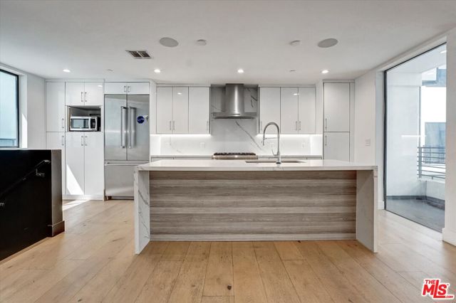 733 1/2 N Gramercy Place, Los Angeles CA: https://media.crmls.org/mediaz/aed246d6-3b49-4c5a-89a9-b21d03a9e157.jpg