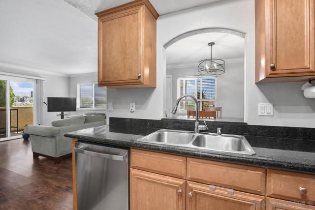 5037 Los Morros Way, Oceanside CA: https://media.crmls.org/mediaz/aed271aa-9839-431a-b061-70f32ef7a1e9.jpg
