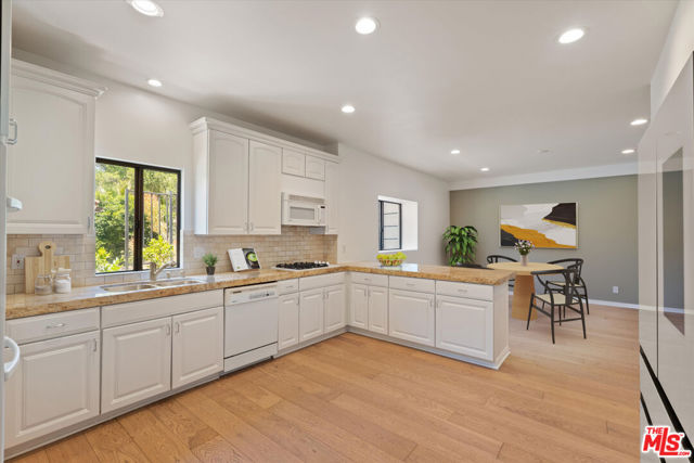 22960 Cass Avenue, Woodland Hills CA: https://media.crmls.org/mediaz/aed31451-bcf7-4612-805e-d5edc19f86bf.jpg