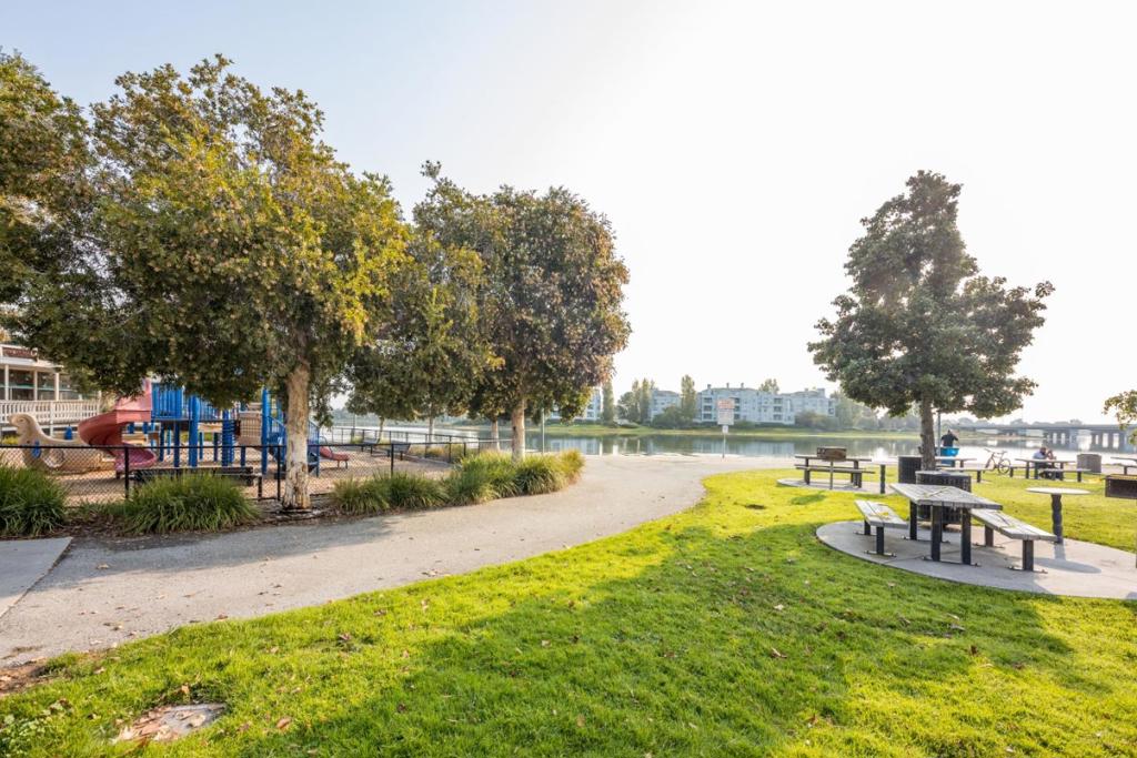 https://media.crmls.org/mediaz/aed3e2a8-e30c-438a-a212-6d4766555d31.jpg?preset=X-Large