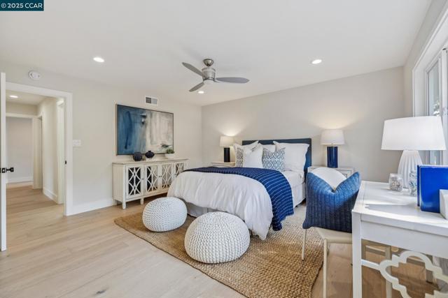 241 E Creek Dr, Menlo Park CA: https://media.crmls.org/mediaz/aed71796-86b4-4755-afa8-e57b71cc0032.jpg