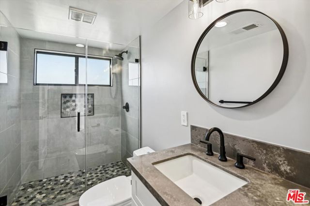 819 E La Palma Drive, Inglewood CA: https://media.crmls.org/mediaz/aed7c788-f82a-4b9f-a683-d1256248dc1e.jpg