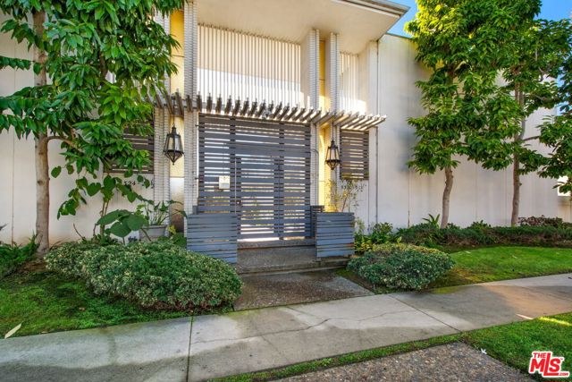 5326 Fairview Boulevard, Los Angeles CA: https://media.crmls.org/mediaz/aed8090c-25bb-4e71-8a8e-a635d480ac7c.jpg