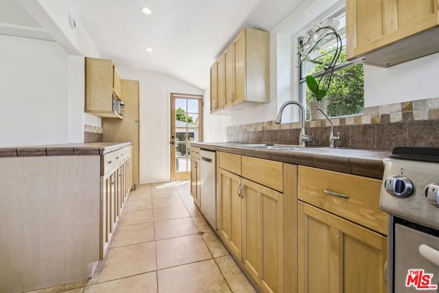 8150 Kenyon Avenue, Los Angeles CA: https://media.crmls.org/mediaz/aed87aa8-d256-4483-91cf-fc55fa86680e.jpg