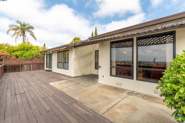 2177 Hillside Cir, San Leandro CA: https://media.crmls.org/mediaz/aedaea99-a2ac-4a4a-80d1-512209f555bd.jpg