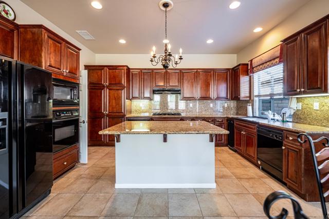 387 MELBOURNE GLN, Escondido CA: https://media.crmls.org/mediaz/aedb5436-40fd-4b1b-8a82-ee5b3c30192b.jpg