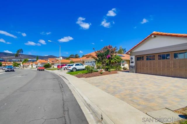 10970 Shy Bird Ln, San Diego CA: https://media.crmls.org/mediaz/aedbb0b2-f4a3-4d49-a838-0c74d4ae81f6.jpg