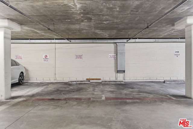 4477 Wilshire Boulevard, Los Angeles CA: https://media.crmls.org/mediaz/aedbe889-7621-457a-8e03-a40317feddcb.jpg