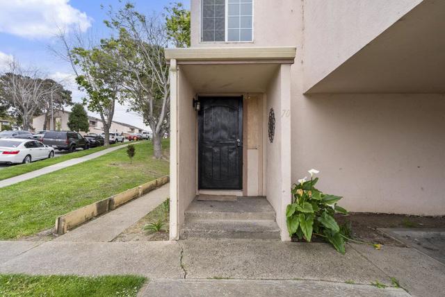 918 Acosta Plaza, Salinas CA: https://media.crmls.org/mediaz/aedc128d-12d0-45c0-8e0f-0f6abada9576.jpg