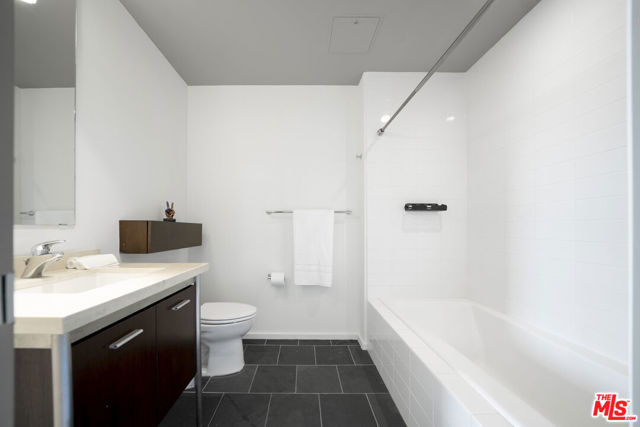 1155 S Grand Avenue, Los Angeles CA: https://media.crmls.org/mediaz/aedc921f-ddf6-4974-b06e-61ac9071b6c1.jpg