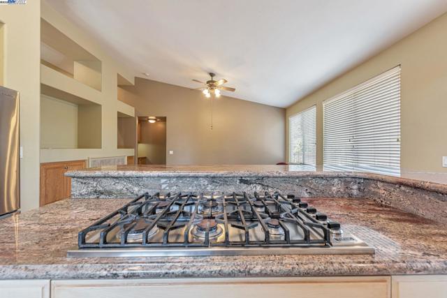 2578 Ridge Crest Ct., Castro Valley CA: https://media.crmls.org/mediaz/aedcbefc-3911-40a2-ab35-affa5e1d7332.jpg