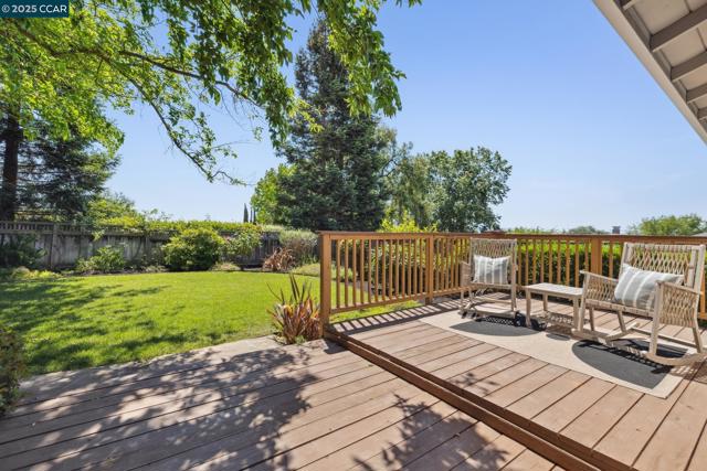 3662 Perada Dr, Walnut Creek CA: https://media.crmls.org/mediaz/aedcf280-0f34-457e-9f2d-1f6d18dc105e.jpg