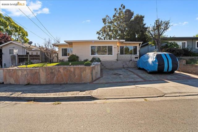 18943 Crest Ave, Castro Valley CA: https://media.crmls.org/mediaz/aedcf3fc-c762-4e94-958a-6f36beffc90b.jpg