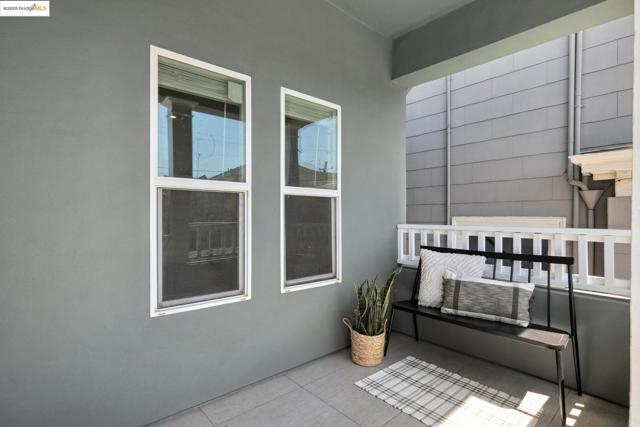 864 Arlington Ave, Oakland CA: https://media.crmls.org/mediaz/aedd64d6-41b1-480e-9baf-6d3ed7e41392.jpg